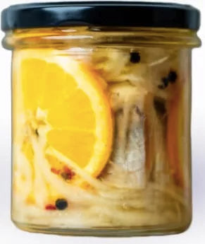 *MANUFAKTURA RYBNA Śledź z pomarańczą i kolorowym pieprzem w marynacie cytrynowo- miodowej (słoik) (250 g)